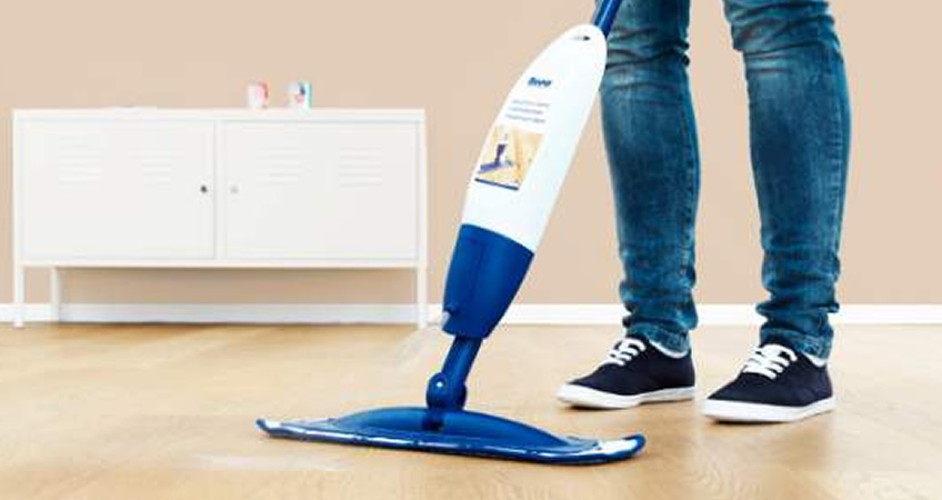 cleaning-wooden-floor